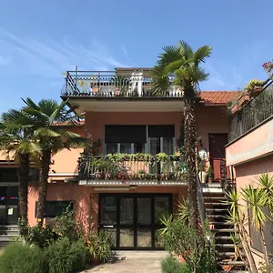 Con Terrazza E Posto Auto Libri E Giardini , Pero Italië
